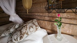 Yksilöllisesti sisustettu, yksilöllisesti kalustettu, työpöytä