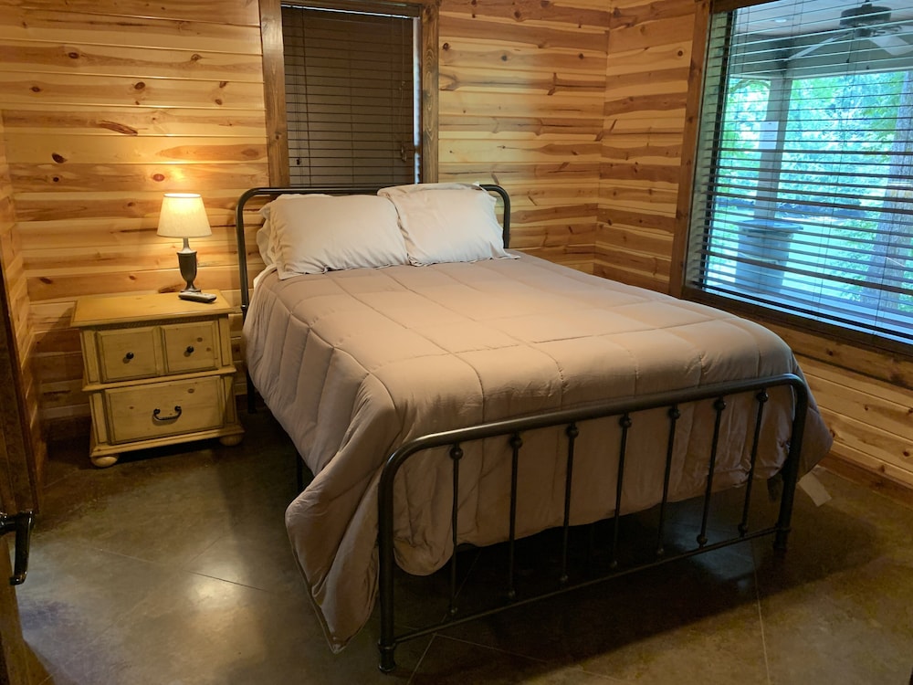 Cozy Lakeside Cabin with Patio at Rivers Edge Hideaway, Murfreesboro