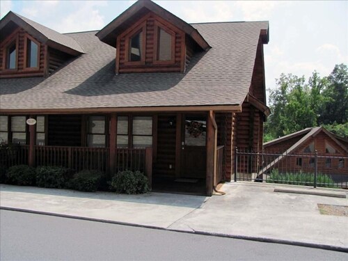 Roomy Cabin Near Dollywood Parkway With Indoor Outdoor Pools In