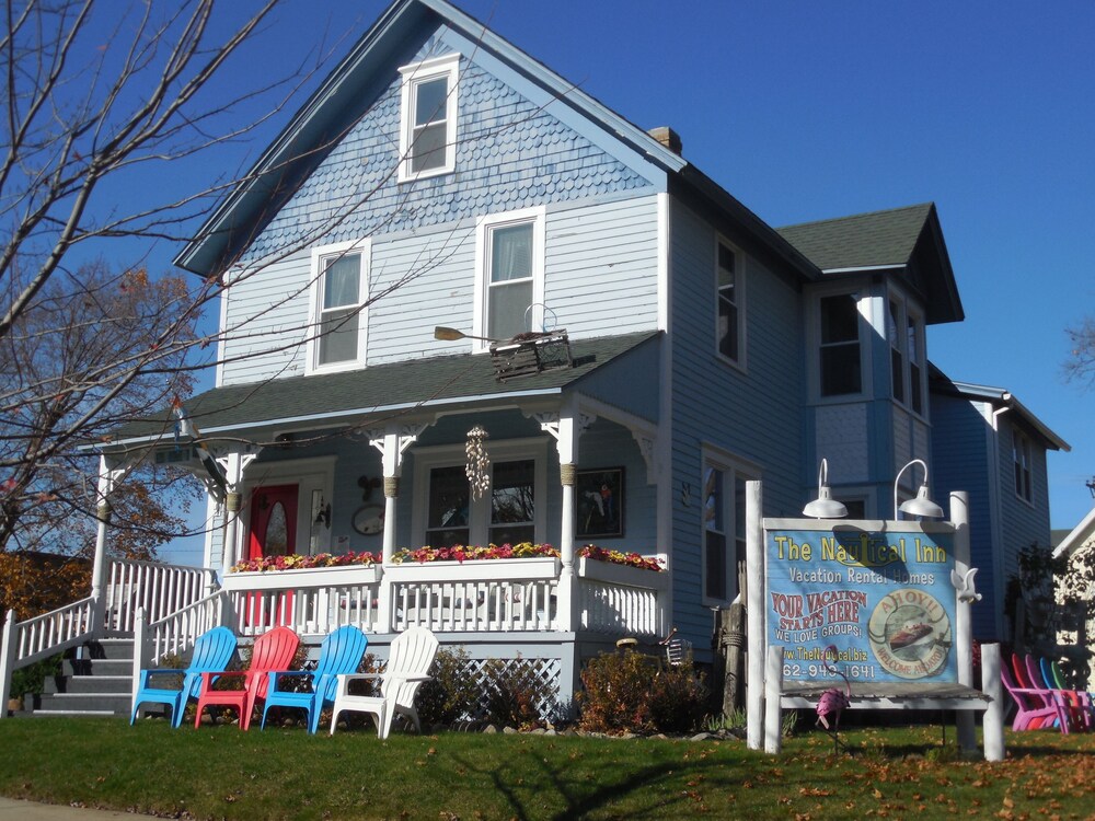 Sleeps 17 Downtown Lake Geneva Fully Licensed For Weekend Rentals