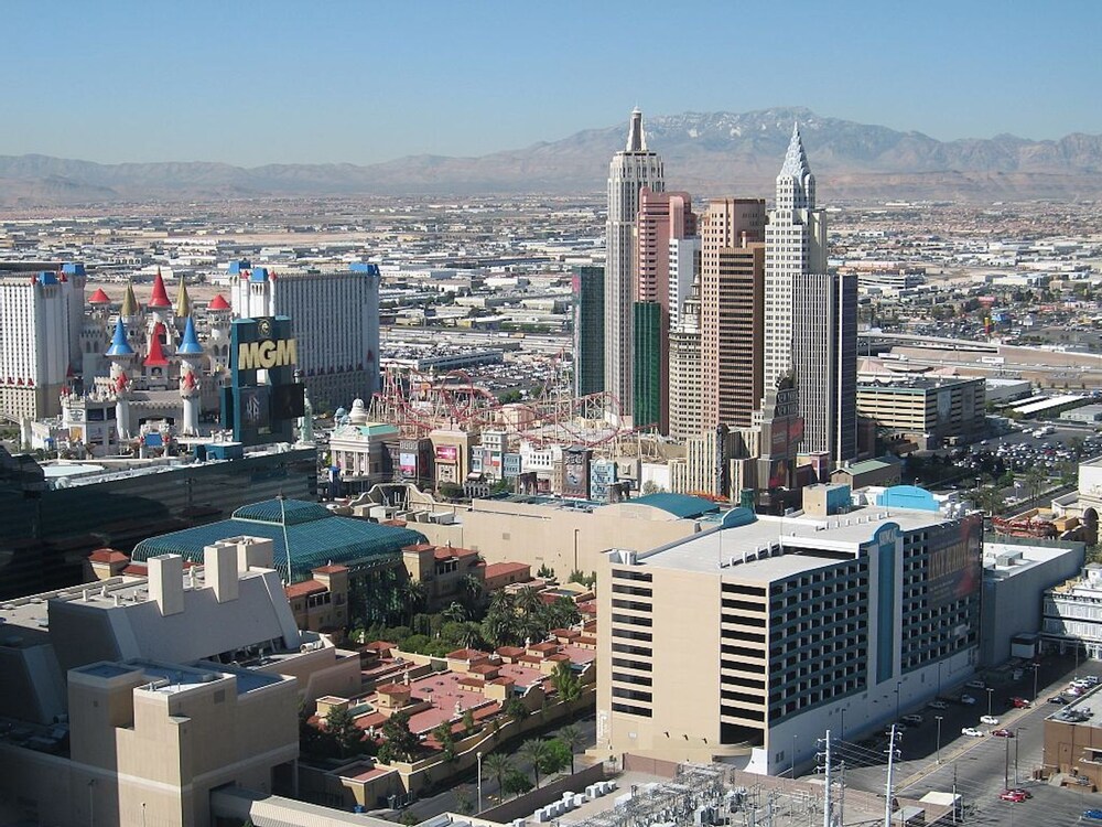 Penthouse Studio W/Balcony Close to Strip, Strip View, Free Parking in