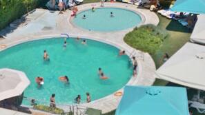 Piscine extérieure, parasols de plage, chaises longues