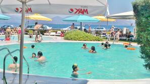 Piscine extérieure, parasols de plage, chaises longues