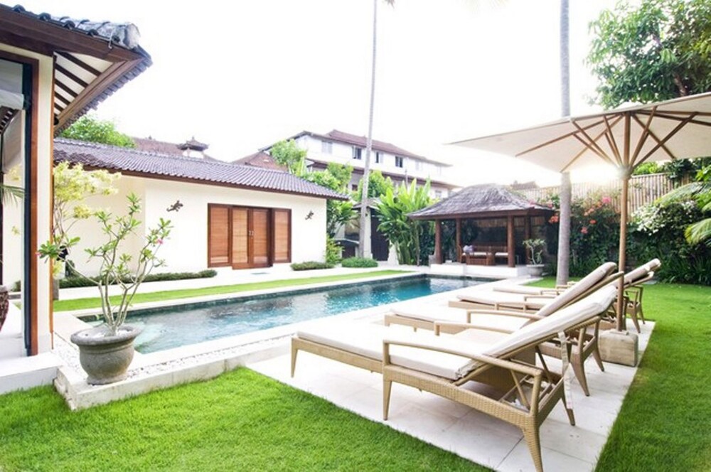 Get Villa Aisha Iii Background