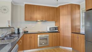 Full-sized fridge, microwave, oven, hob