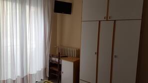 Een kluis op de kamer, een bureau, gratis babybedden, gratis wifi