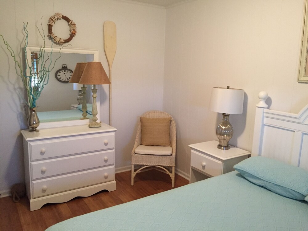 SemiOceanfront Nags Head inbetween two beach accesses. Quick walk to