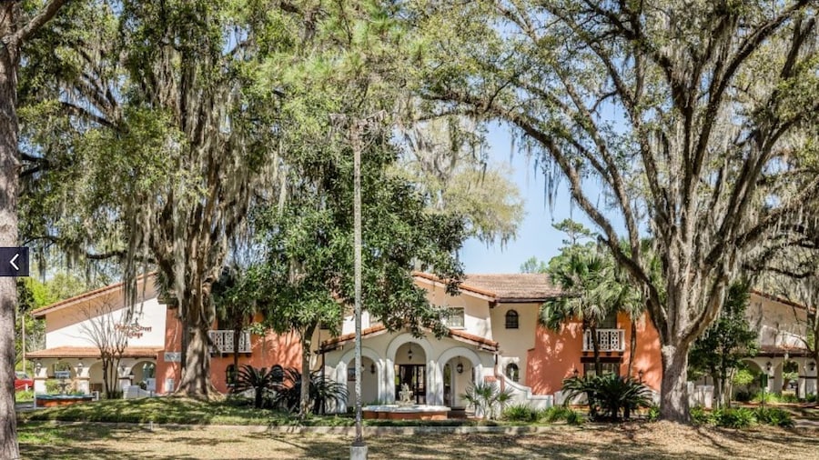 La Casa Inn & Suites