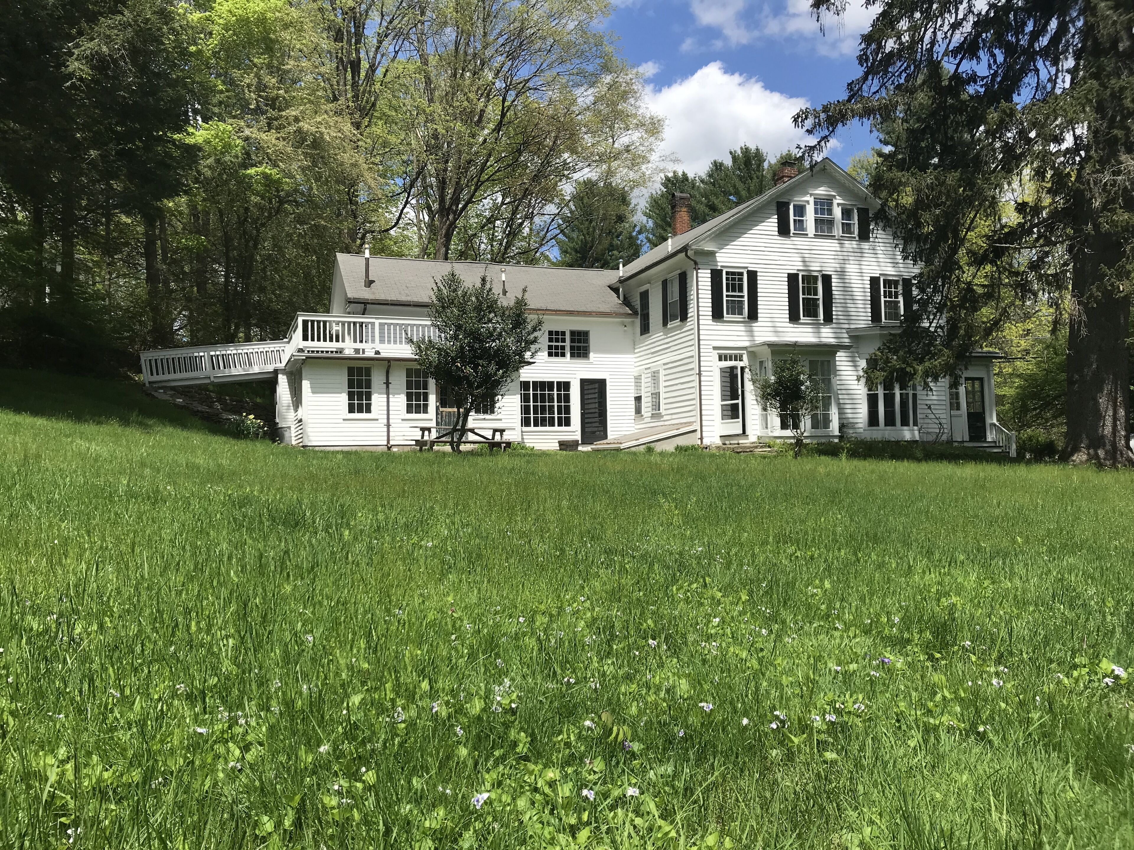 Sunny Colonial in Washington Green Across From Mayflower Inn in Torrington, United States