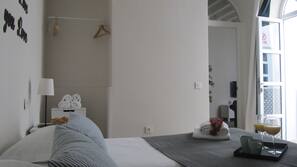 1 dormitorio y tabla de planchar con plancha