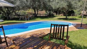 Una piscina al aire libre de temporada