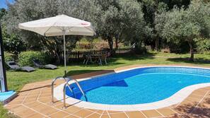 Una piscina al aire libre de temporada