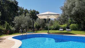 Una piscina al aire libre de temporada