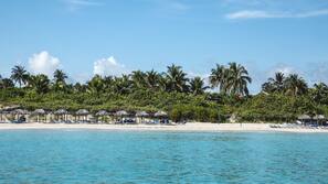 Sulla spiaggia, sabbia bianca, un bar sulla spiaggia