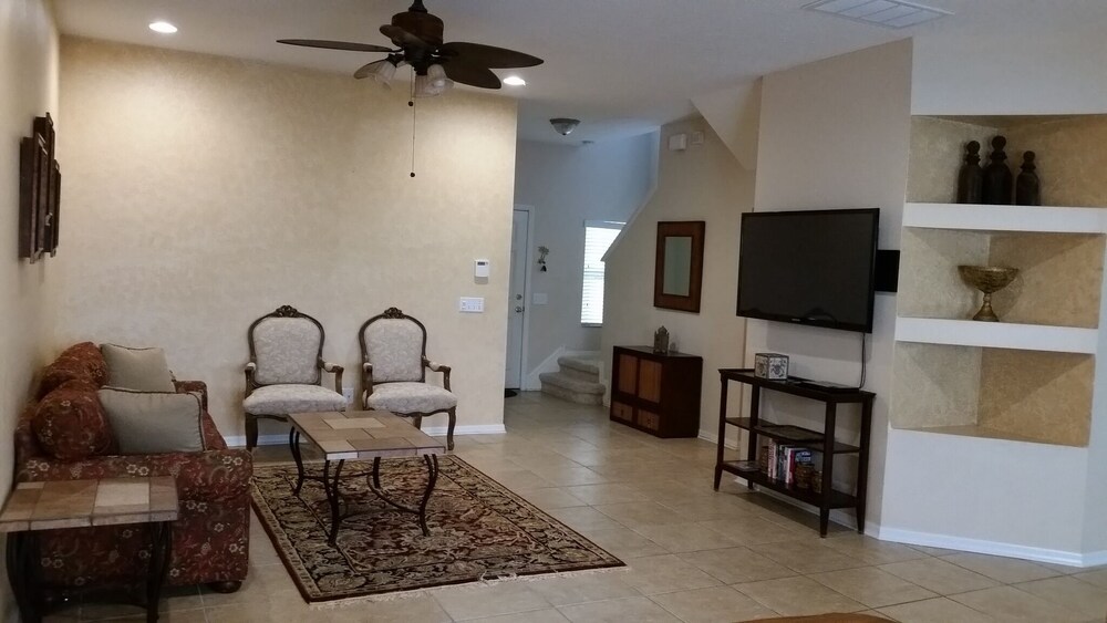 Beautiful Townhome With Private Patio Close To Dining Shopping