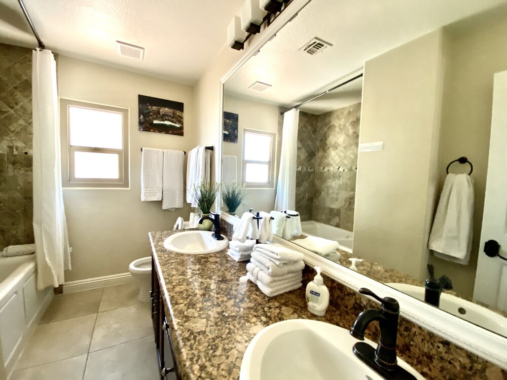 ⭐️⭐️⭐️⭐️⭐️ 6.5 BDRM Close to STRIP! Private Gated Family Fun Villa PROMO PRICING