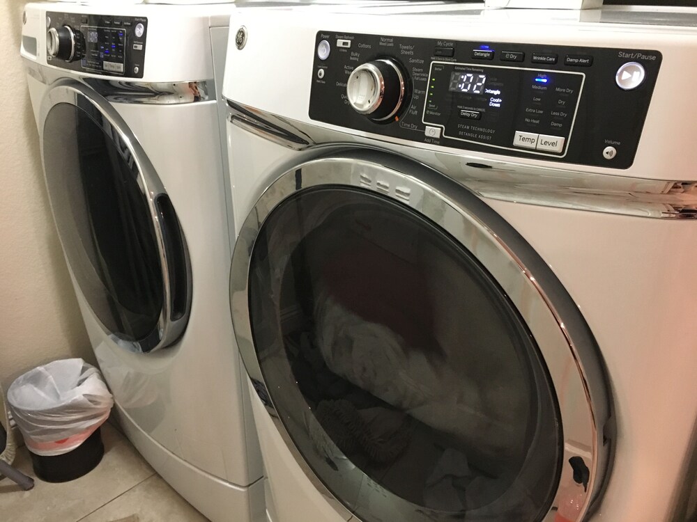 ⭐️⭐️⭐️⭐️⭐️ 6.5 BDRM Close to STRIP! Private Gated Family Fun Villa PROMO PRICING