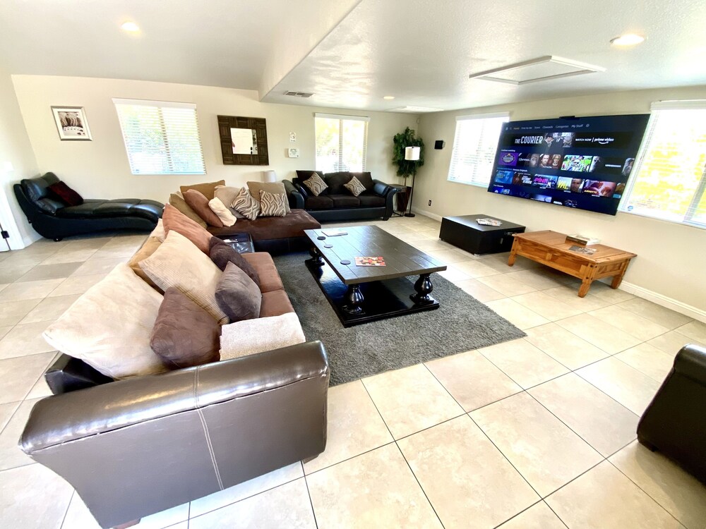 ⭐️⭐️⭐️⭐️⭐️ 6.5 BDRM Close to STRIP! Private Gated Family Fun Villa PROMO PRICING