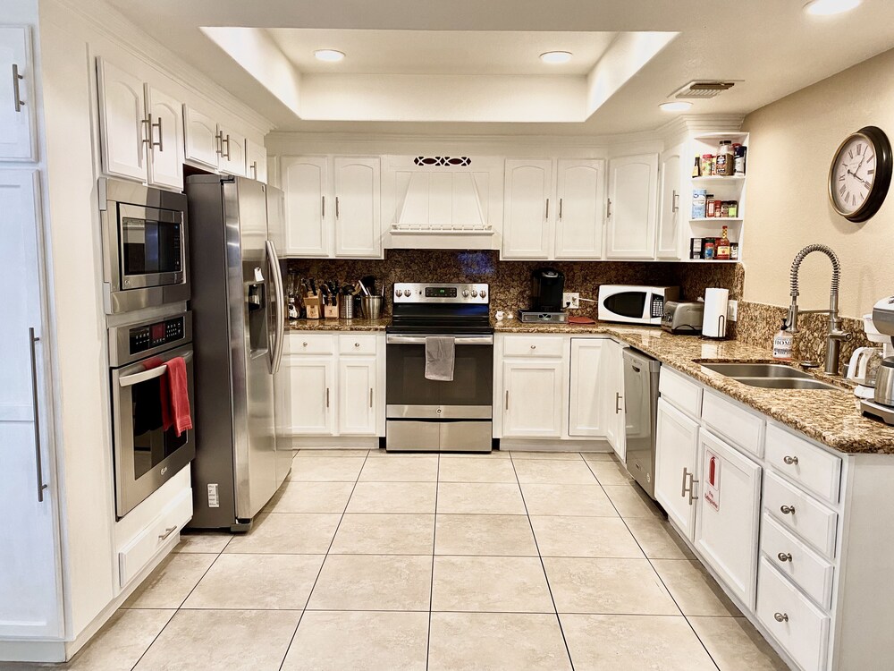 ⭐️⭐️⭐️⭐️⭐️ 6.5 BDRM Close to STRIP! Private Gated Family Fun Villa PROMO PRICING