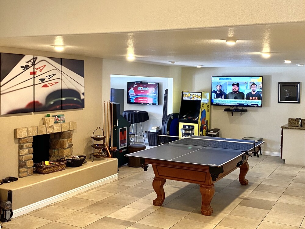 ⭐️⭐️⭐️⭐️⭐️ 6.5 BDRM Close to STRIP! Private Gated Family Fun Villa PROMO PRICING