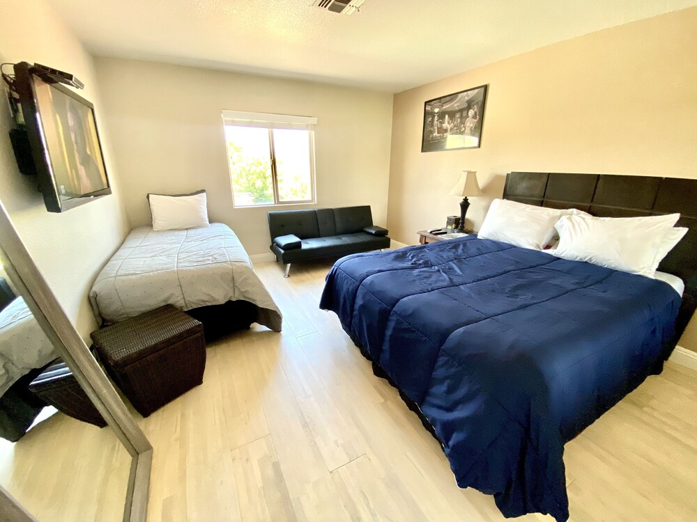 ⭐️⭐️⭐️⭐️⭐️ 6.5 BDRM Close to STRIP! Private Gated Family Fun Villa PROMO PRICING