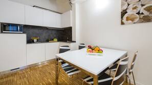 Großer Kühlschrank, Mikrowelle, Herd