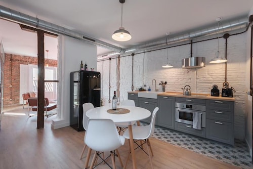 Madrid lives, cozy and luxury experience in modern apartment built in 1860