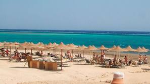 Sulla spiaggia, lettini da mare, ombrelloni, teli da spiaggia
