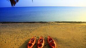 Sulla spiaggia, lettini da mare, ombrelloni, teli da spiaggia