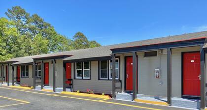 Whistling Pines Motel