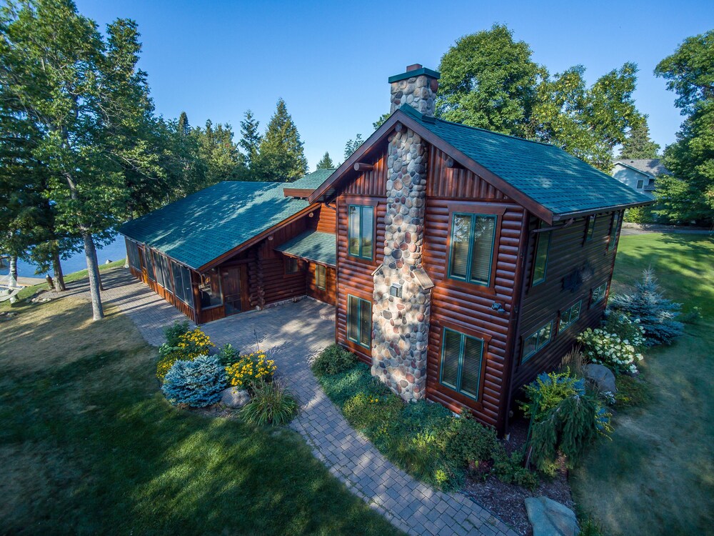 Beautiful Lakehome On Snowmobile Trail And Shores Of Leech Lake