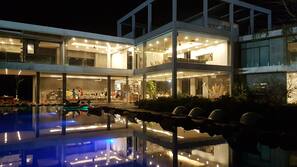Outdoor pool, pool umbrellas, sun loungers