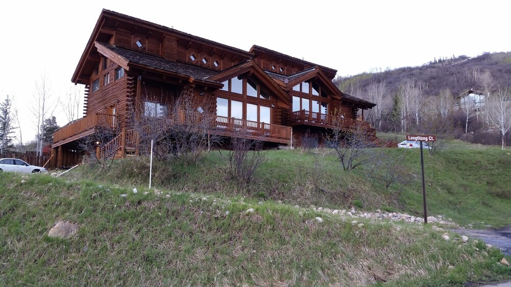 Amazing Steamboat Log Home With Majestic ViewsWalk To GondolaDogs