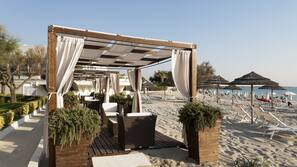 Spiaggia privata, sabbia bianca, lettini da mare, ombrelloni