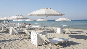 Spiaggia privata, sabbia bianca, lettini da mare, ombrelloni