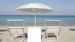Spiaggia privata, sabbia bianca, lettini da mare, ombrelloni