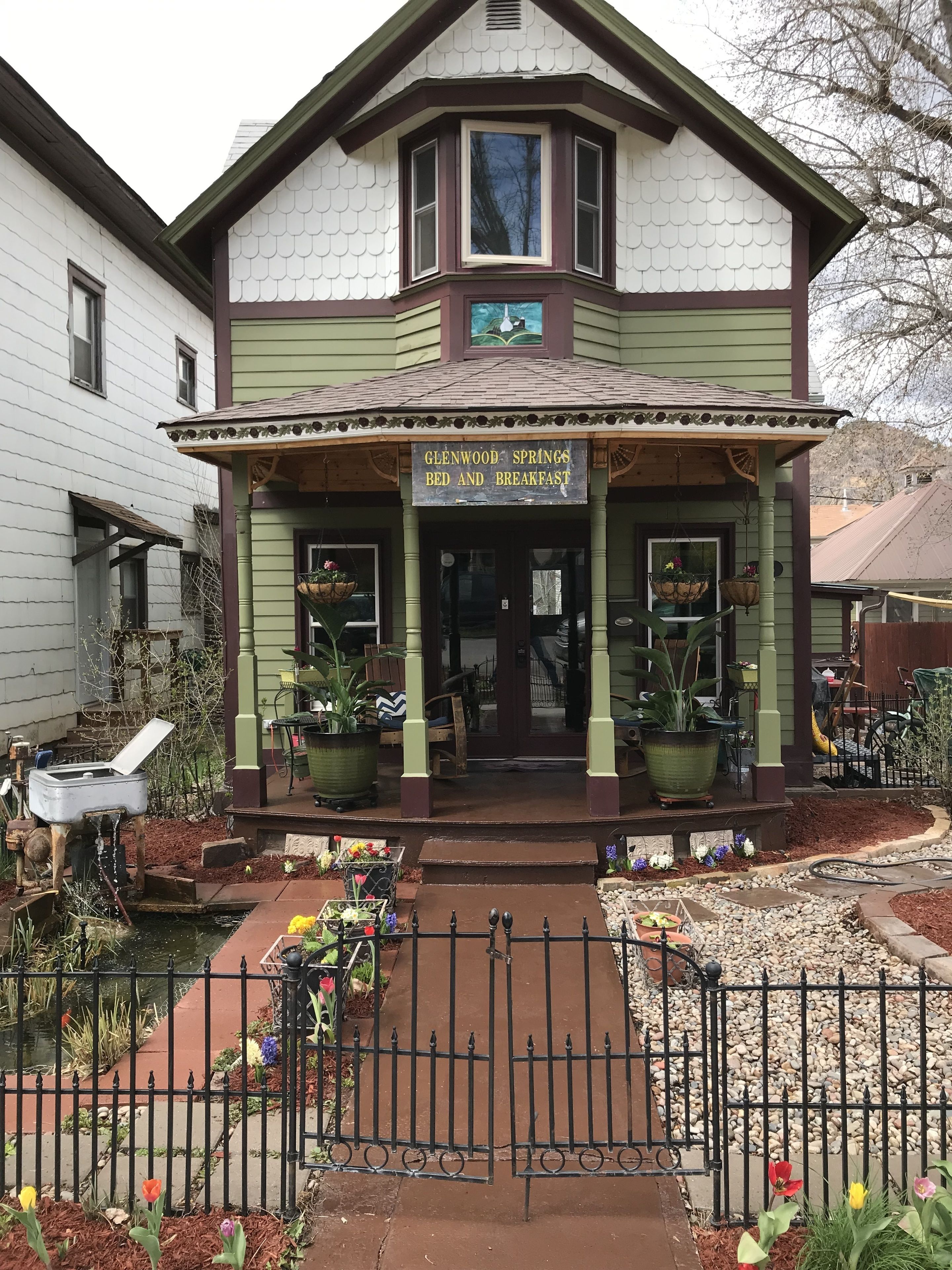 Downtown BnB King Bed Clawfoot Tub & Jacuzzi in Glenwood Springs, United States