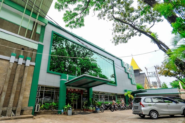 Book Mariani International Hotel in Padang