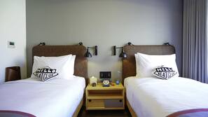 Desk, laptop workspace, free WiFi, linens