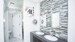 Shower, free toiletries