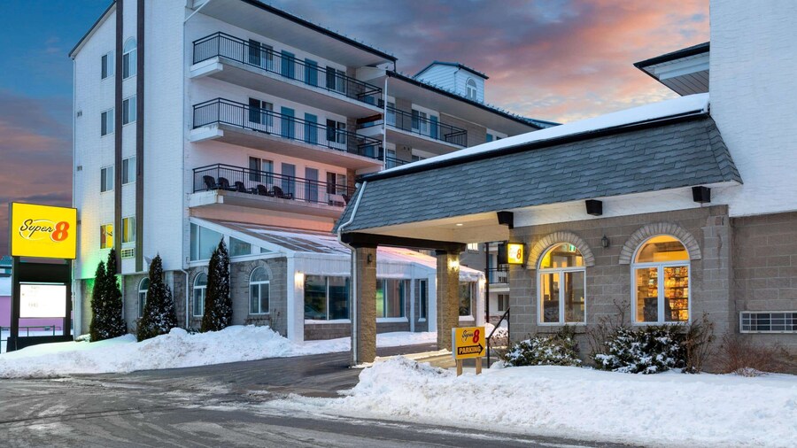 Super 8 by Wyndham Niagara Falls by the Falls