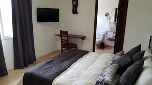 Minibar, Zimmersafe, Schreibtisch, WLAN-Internetzugang (gegen Gebühr)