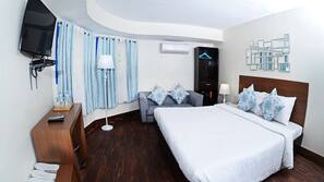 In-room safe, free WiFi, linens