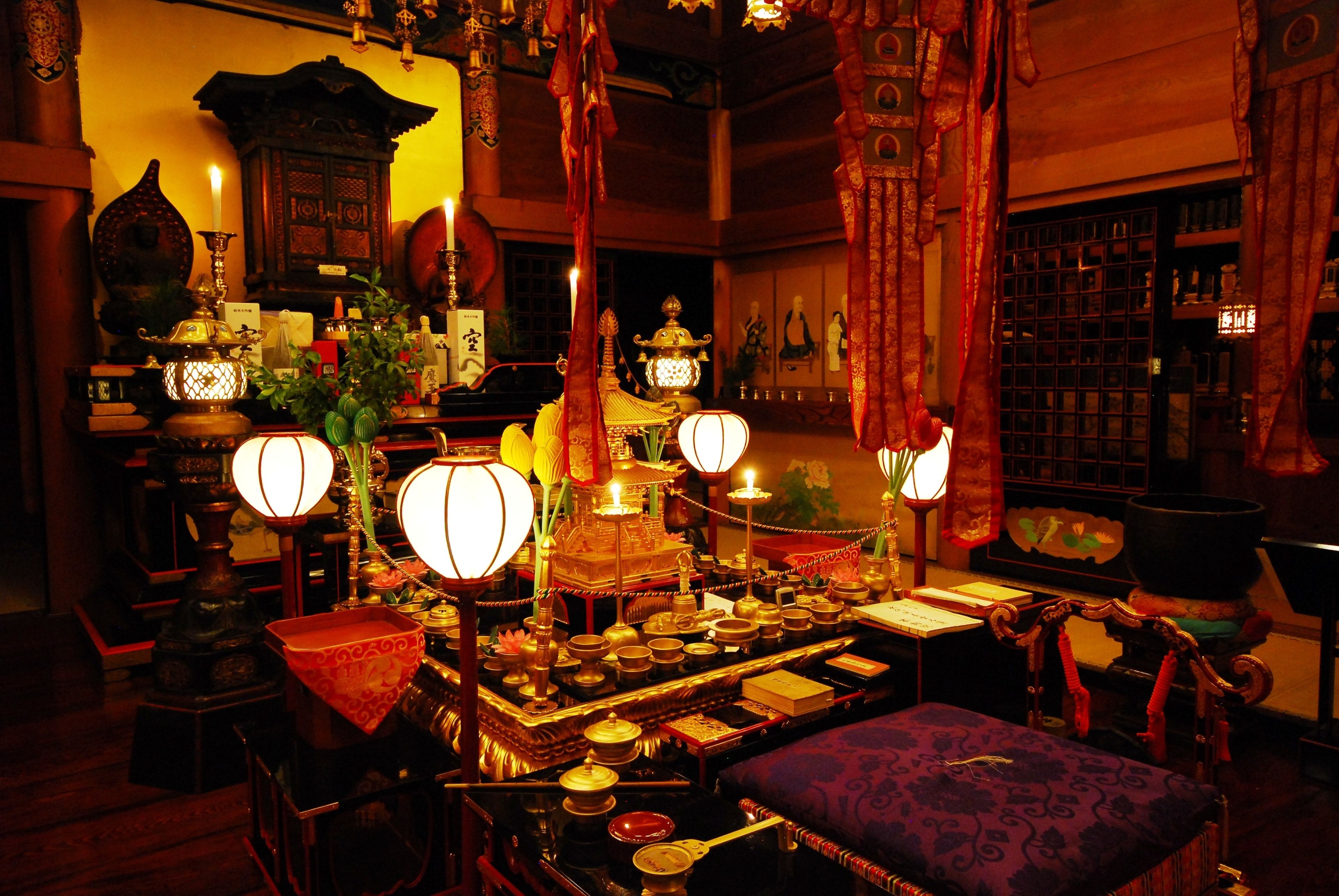 神聖な空気を感じる高野山を巡り、宿坊に泊まる旅