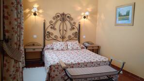 Escritorio, cortinas opacas, tabla de planchar con plancha y wifi gratis