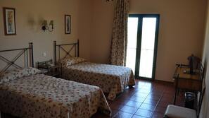 Escritorio, cortinas opacas, tabla de planchar con plancha y wifi gratis