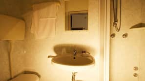Ducha, artículos de higiene personal gratuitos, secador de pelo y bidé