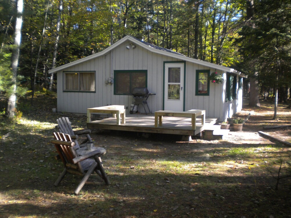 Cozy cabin in Glen Arbor w/ Crystal River frontage. WIFI, Fire pit, Dog