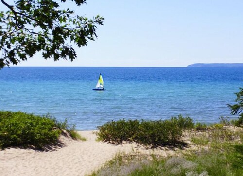 Lake Michigan Sleeping Bear Bay Beachfront 2b Condo In Glen Arbor Featured Image