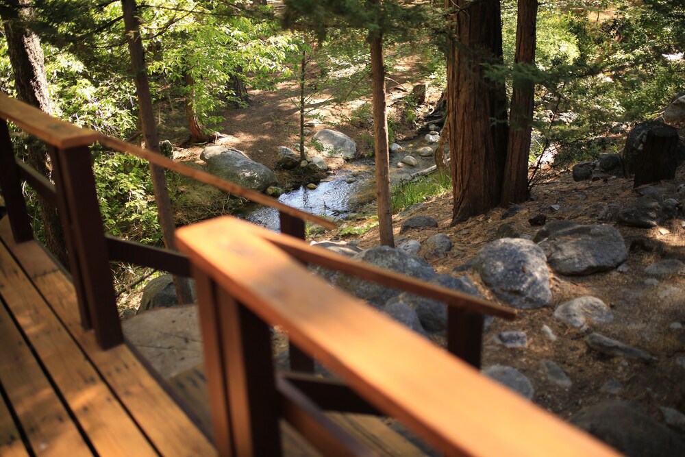 Secluded "Hidden Heaven"  Vintage Cabin on Strawberry Creek, Walk to town